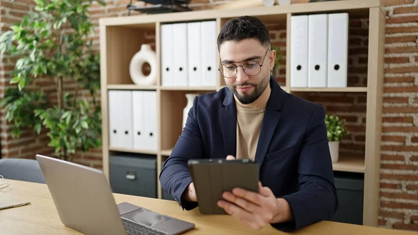 Νεαρός Άραβας Επιχειρηματίας Χρησιμοποιώντας Touchpad Και Laptop Στο Γραφείο — Φωτογραφία Αρχείου
