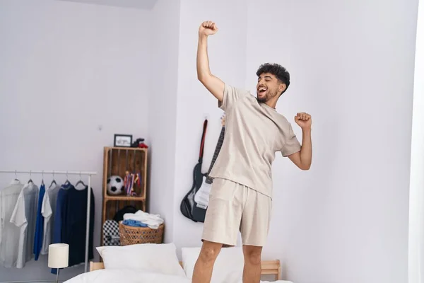 Hombre Árabe Joven Sonriendo Confiado Pie Cama Dormitorio —  Fotos de Stock