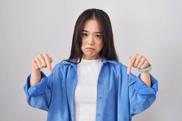 Young Chinese Woman Standing White Background Pointing Looking Sad Upset — Stock Photo, Image
