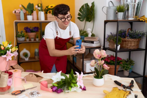Non Binary Man Florist Make Photo Flowers Smartphone Flower Shop — Stockfoto