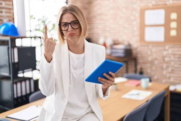 Young Caucasian Woman Working Office Wearing Glasses Pointing Looking Sad — Stock Photo, Image