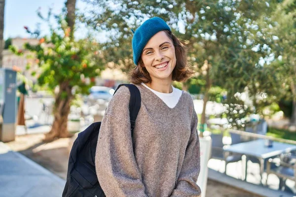 Joven Mujer Caucásica Turista Sonriendo Confiado Caminando Parque —  Fotos de Stock
