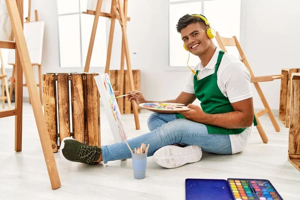 Young Hispanic Man Listening Music Drawing Art Studio — Stock Photo, Image
