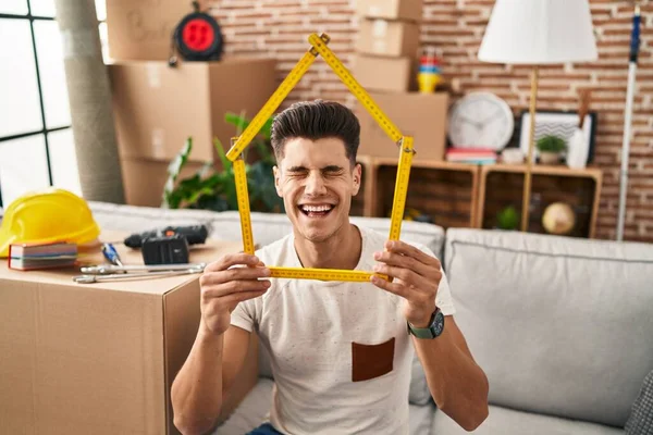 Jonge Spaanse Man Die Naar Een Nieuw Huis Verhuist Lachend — Stockfoto