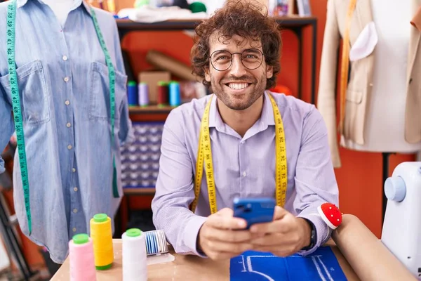 Young Hispanic Man Tailor Smiling Confident Using Smartphone Atelier — Stock Photo, Image