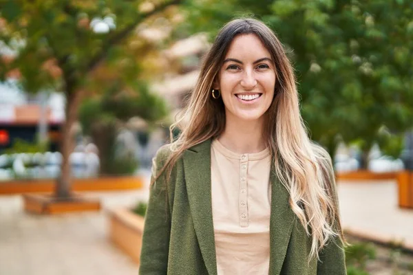 stock image Young woman smiline confident standing at park