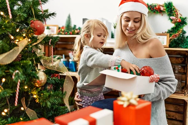 Μητέρα Και Κόρη Χαμογελώντας Σίγουροι Διακόσμηση Χριστουγεννιάτικο Δέντρο Στο Σπίτι — Φωτογραφία Αρχείου