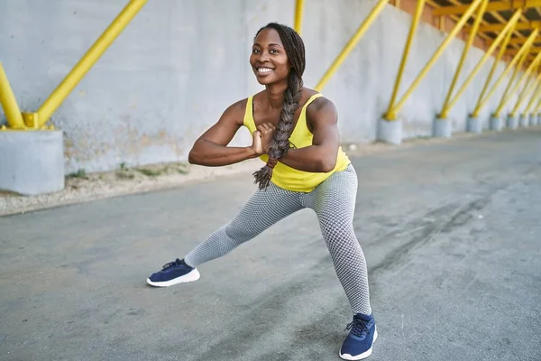 Αφροαμερικανή Γυναίκα Που Φοράει Αθλητικά Που Τεντώνει Πόδι Της Στο — Φωτογραφία Αρχείου