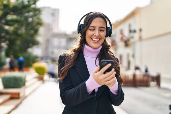 Young Hispanic Woman Smiling Confident Listening Music Street — Stock Photo, Image
