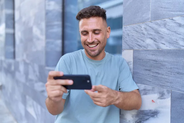 Young Hispanic Man Smiling Confident Watching Video Smartphone Street — ストック写真