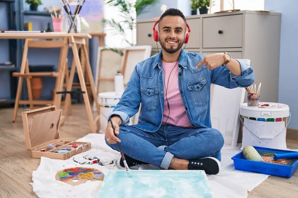 Junger Hispanischer Maler Sitzt Auf Dem Boden Kunstatelier Und Zeigt — Stockfoto