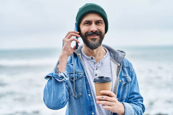 Mladý Plešatý Muž Mluví Smartphone Pití Kávy Moře — Stock fotografie