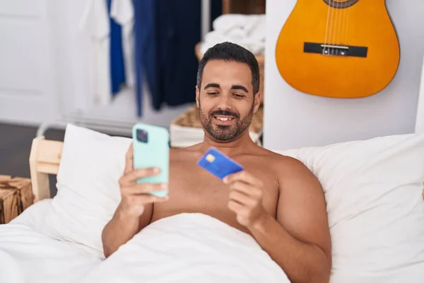 Joven Hispano Usando Smartphone Tarjeta Crédito Acostado Cama Dormitorio — Foto de Stock