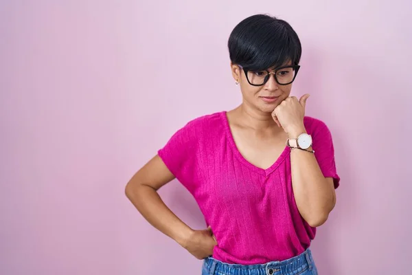 Young Asian Woman Short Hair Standing Pink Background Looking Stressed — Stock Fotó