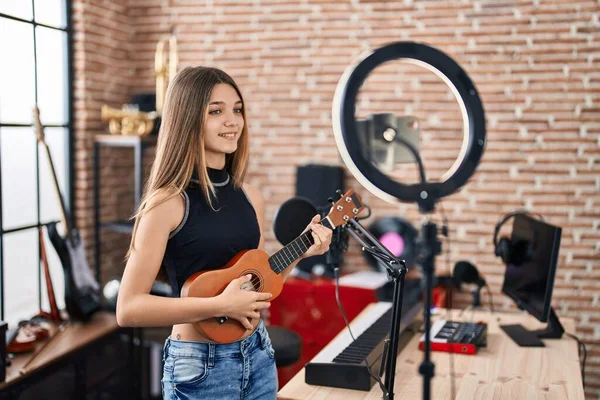 Adorable Chica Músico Teniendo Ukelele Clase Línea Estudio Música —  Fotos de Stock