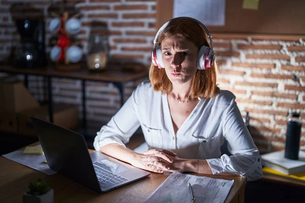 Mujer Pelirroja Joven Que Trabaja Oficina Por Noche Con Auriculares — Foto de Stock