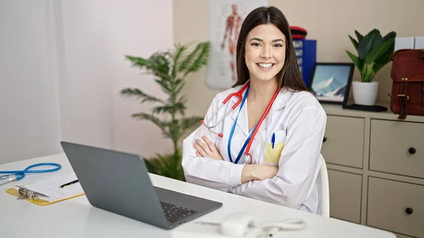Ung Vacker Latinamerikansk Kvinna Läkare Med Bärbar Dator Som Arbetar — Stockfoto