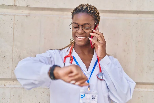 Afro Amerikalı Kadın Doktor Akıllı Telefondan Konuşuyor Hastanede Nöbet Tutuyor — Stok fotoğraf