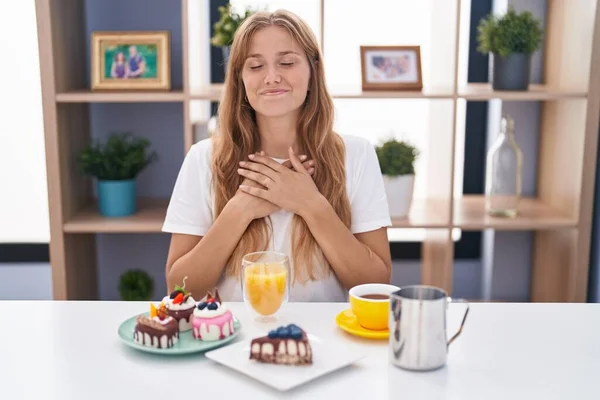 Ung Kaukasisk Kvinna Äter Bakverk För Frukost Ler Med Händerna — Stockfoto