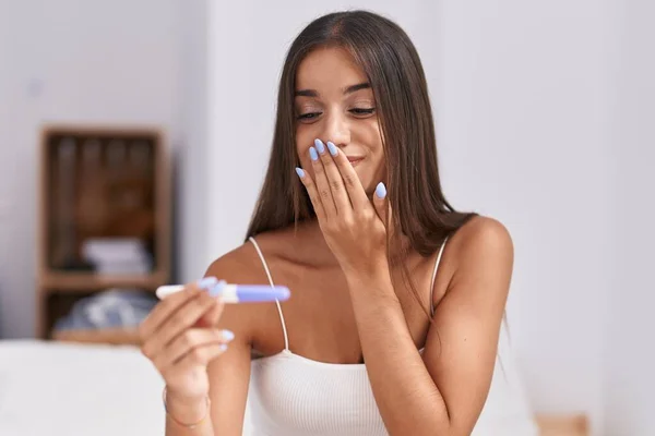 Young Beautiful Hispanic Woman Smiling Confident Holding Pregnancy Test Bedroom — ストック写真