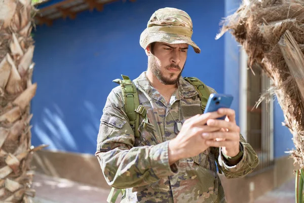 Giovane Uomo Ispanico Indossa Uniforme Soldato Utilizzando Smartphone Parco — Foto Stock