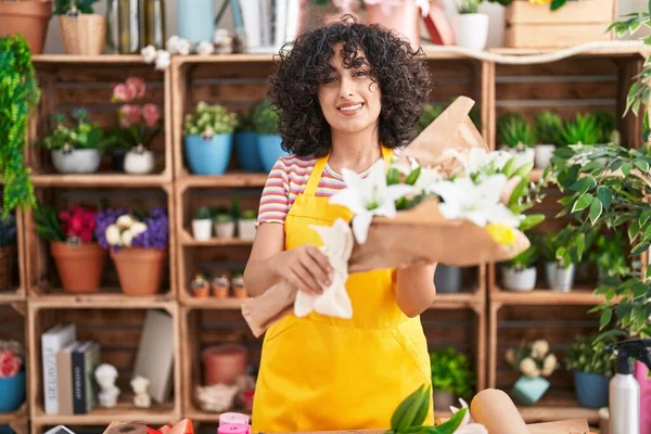 Young Middle Eastern Woman Florist Holding Bouquet Flowers Florist — Stock Photo, Image