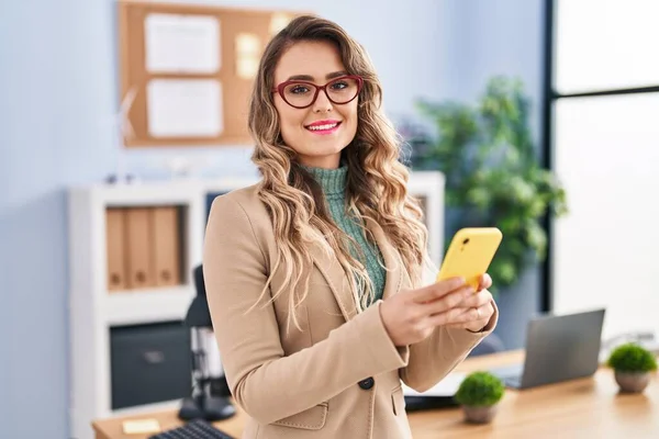 Young Woman Business Worker Using Smartphone Office — Stockfoto