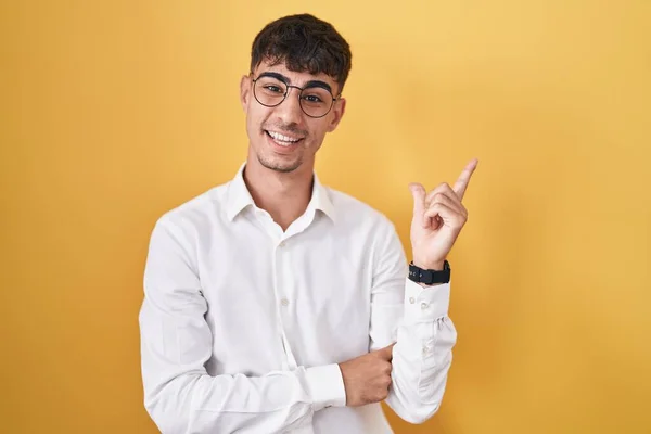 Jovem Hispânico Sobre Fundo Amarelo Com Grande Sorriso Rosto Apontando — Fotografia de Stock
