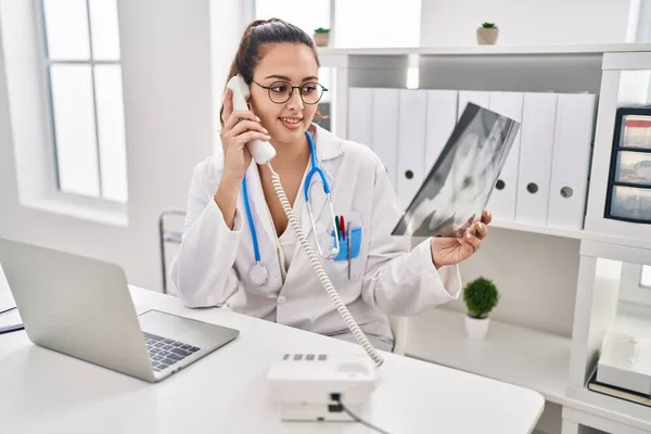 Giovane Bella Donna Ispanica Medico Parlando Telefono Possesso Raggi Clinica — Foto Stock