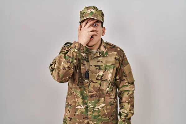 Молодой Араб Камуфляжной Армейской Униформе Подглядывает Рукой Лицо Глаза Заглядывая — стоковое фото