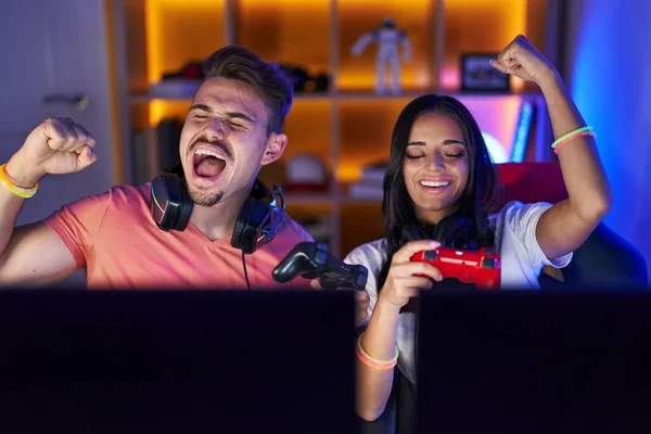 Correntes Homem Mulher Jogando Videogame Usando Computador Joystick Sala Jogos — Fotografia de Stock