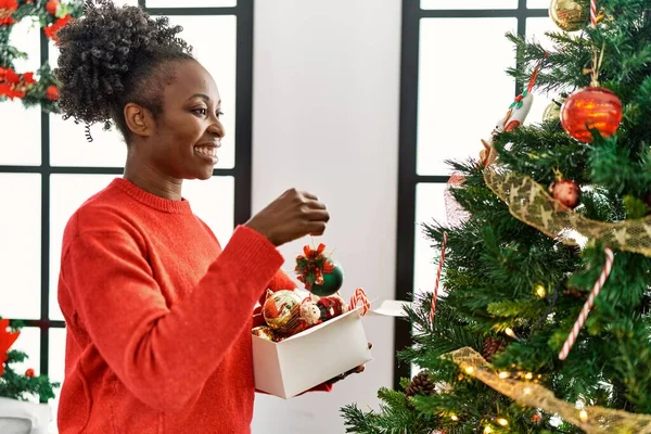 African American Woman Smiling Confident Decorating Christmas Tree Home — ストック写真