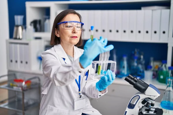 Middelbare Leeftijd Vrouwelijke Wetenschapper Die Reageerbuizen Het Laboratorium — Stockfoto