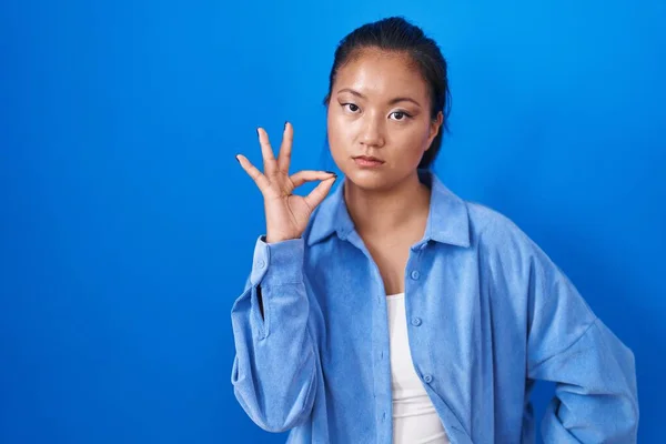 Азиатская Молодая Женщина Стоящая Синем Фоне Рот Губы Закрыты Молния — стоковое фото