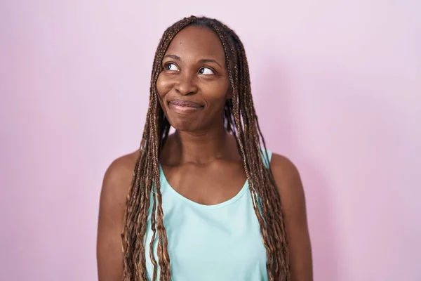 Mujer Afroamericana Pie Sobre Fondo Rosa Sonriendo Mirando Hacia Lado — Foto de Stock