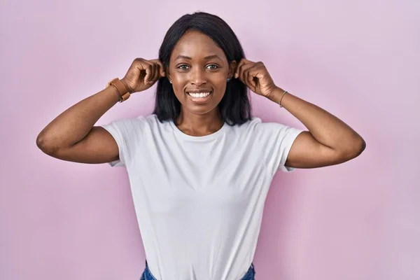 Jeune Femme Africaine Portant Shirt Blanc Décontracté Souriant Tirant Les — Photo