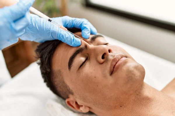 Mladý Hispánec Muž Uvolněný Antiaging Léčba Kosmetickém Centru — Stock fotografie