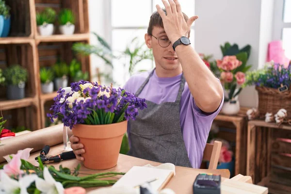 Caucasian Blond Man Working Florist Shop Surprised Hand Head Mistake — Stock Photo, Image