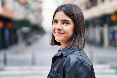 Sokakta kendine güvenen güzel İspanyol bir kadın.