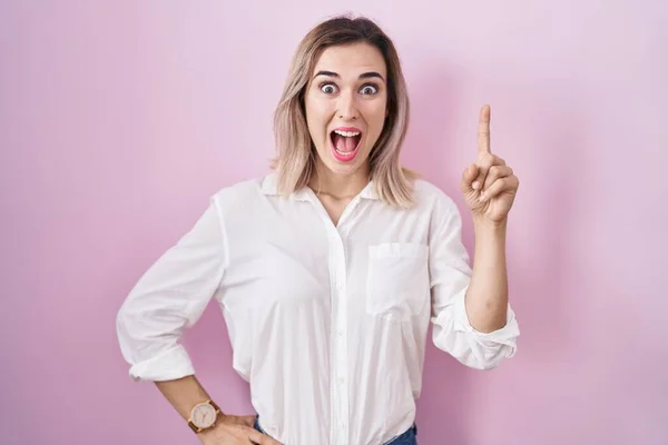 Young Beautiful Woman Standing Pink Background Pointing Finger Successful Idea — Stock fotografie