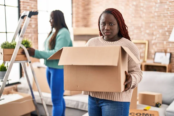 Twee Afrikaanse Vrouwen Verhuizen Naar Een Nieuw Huis Sceptisch Nerveus — Stockfoto