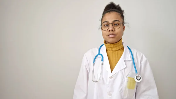 Jovem Afro Americana Médico Mulher Com Expressão Séria Sobre Fundo — Fotografia de Stock