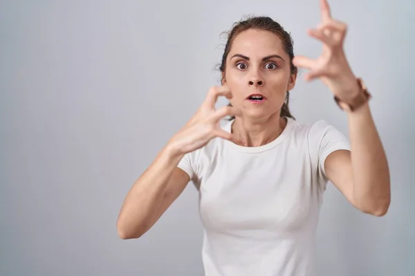 Beautiful Brunette Woman Standing Isolated Background Shouting Frustrated Rage Hands — Stock Photo, Image