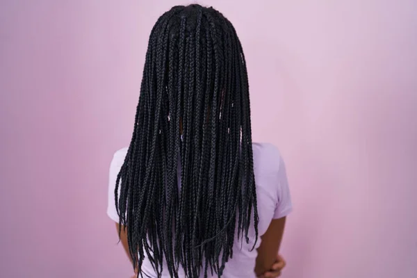 Afro Amerikaanse Vrouw Met Vlechten Staan Roze Achtergrond Staan Achteruit — Stockfoto