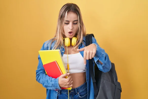 Junge Blonde Frau Mit Studentenrucksack Und Büchern Die Nach Unten — Stockfoto