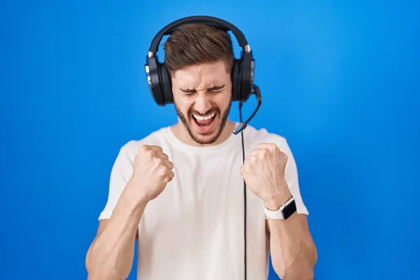 Ισπανόφωνος Άνδρας Γενειάδα Ακούγοντας Μουσική Φορώντας Ακουστικά Ενθουσιασμένοι Για Την — Φωτογραφία Αρχείου