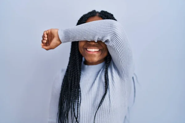 Африканская Американка Стоящая Синем Фоне Закрывая Глаза Улыбкой Руке Веселым — стоковое фото