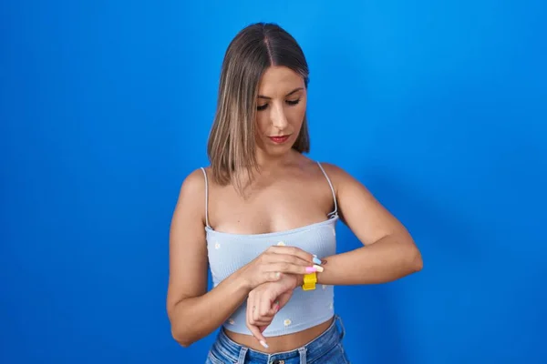 Mujer Joven Pie Sobre Fondo Azul Comprobar Hora Reloj Pulsera — Foto de Stock