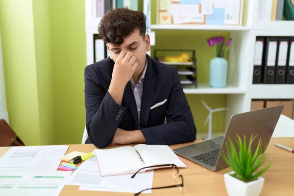 Non Binary Man Business Worker Stressed Using Laptop Office — Foto Stock