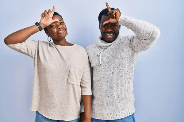 Mladý Africký Americký Pár Stojící Nad Modrým Pozadím Spolu Dělat — Stock fotografie